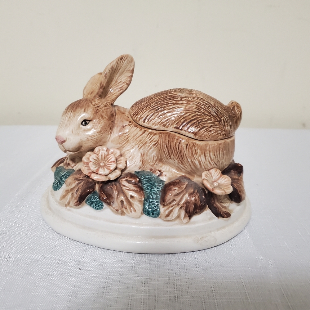 Bunny Rabbit On Flowers Lidded Dish Tricket Cermaic